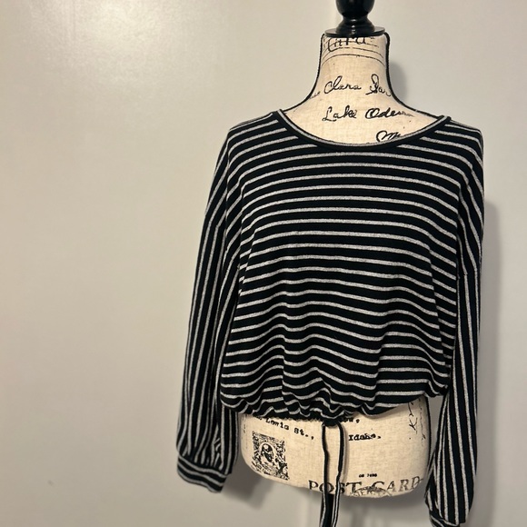 Forever 21 cropped top pull over‎ ties on waist - Picture 3 of 8